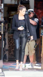 Khloé Kardashian feet photo thumbnail