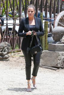 Khloé Kardashian feet photo thumbnail