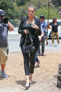 Khloé Kardashian feet photo thumbnail