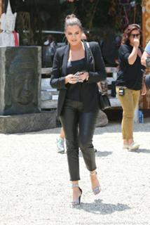 Khloé Kardashian feet photo thumbnail