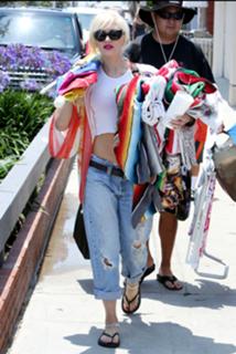Gwen Stefani feet photo thumbnail
