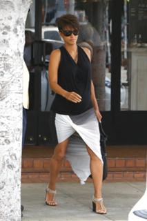 Halle Berry feet photo thumbnail