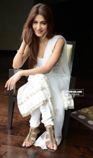 Shruti Haasan feet photo thumbnail
