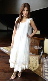 Shruti Haasan feet photo thumbnail