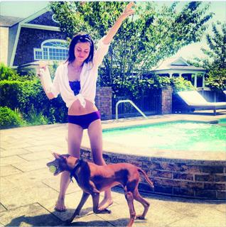 Phoebe Tonkin feet photo thumbnail
