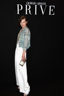 Milla Jovovich feet photo thumbnail