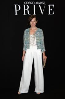 Milla Jovovich feet photo thumbnail