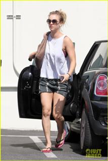 Kaley Cuoco feet photo thumbnail