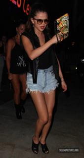 Selena Gomez feet photo thumbnail