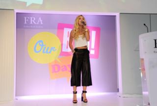 Rita Ora feet photo thumbnail