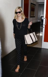 Reese Witherspoon feet photo thumbnail