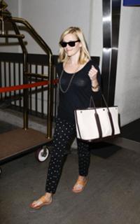 Reese Witherspoon feet photo thumbnail