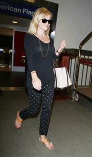 Reese Witherspoon feet photo thumbnail