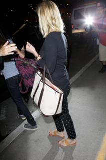 Reese Witherspoon feet photo thumbnail