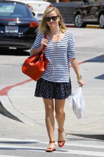 Reese Witherspoon feet photo thumbnail