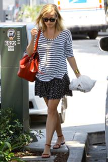 Reese Witherspoon feet photo thumbnail