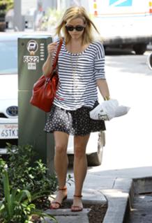 Reese Witherspoon feet photo thumbnail