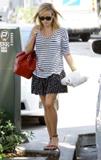 Reese Witherspoon feet photo thumbnail