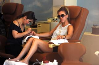 Kaley Cuoco feet photo thumbnail