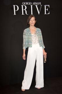 Milla Jovovich feet photo thumbnail