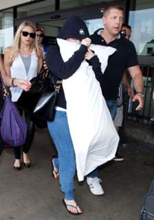 Demi Lovato feet photo thumbnail