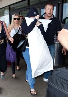 Demi Lovato feet photo thumbnail