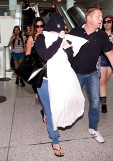Demi Lovato feet photo thumbnail
