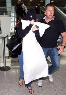 Demi Lovato feet photo thumbnail