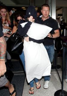 Demi Lovato feet photo thumbnail