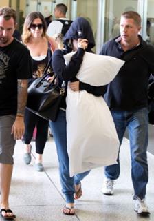 Demi Lovato feet photo thumbnail