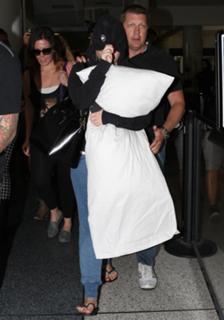 Demi Lovato feet photo thumbnail