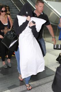 Demi Lovato feet photo thumbnail