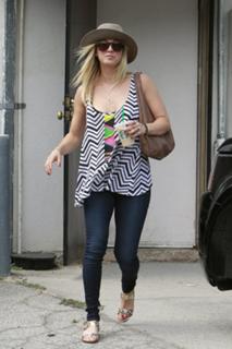 Kaley Cuoco feet photo thumbnail