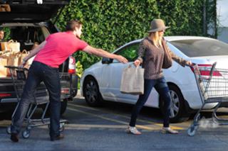 Kaley Cuoco feet photo thumbnail