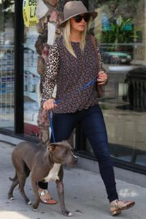 Kaley Cuoco feet photo thumbnail