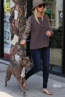 Kaley Cuoco feet photo thumbnail