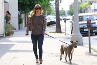 Kaley Cuoco feet photo thumbnail