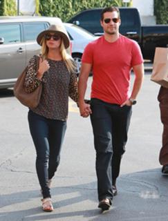 Kaley Cuoco feet photo thumbnail