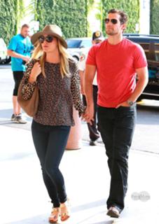 Kaley Cuoco feet photo thumbnail