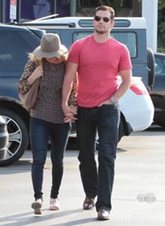 Kaley Cuoco feet photo thumbnail