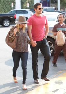 Kaley Cuoco feet photo thumbnail