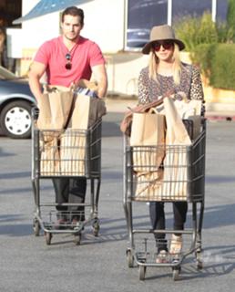 Kaley Cuoco feet photo thumbnail