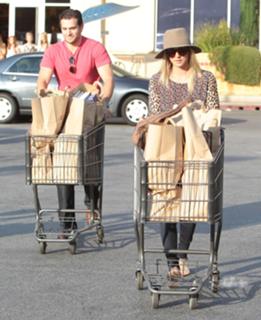 Kaley Cuoco feet photo thumbnail
