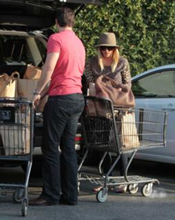Kaley Cuoco feet photo thumbnail