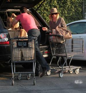 Kaley Cuoco feet photo thumbnail