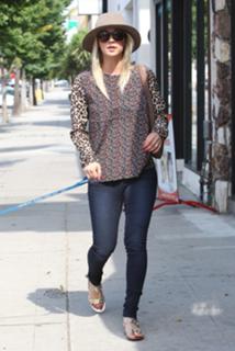 Kaley Cuoco feet photo thumbnail