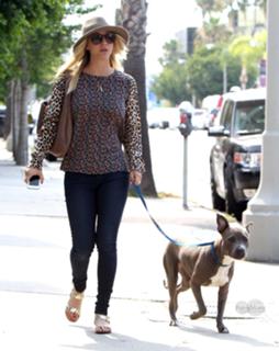 Kaley Cuoco feet photo thumbnail