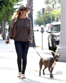 Kaley Cuoco feet photo thumbnail
