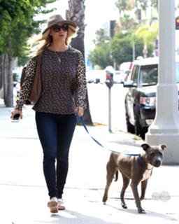 Kaley Cuoco feet photo thumbnail