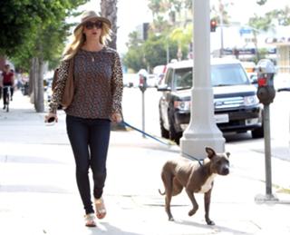 Kaley Cuoco feet photo thumbnail